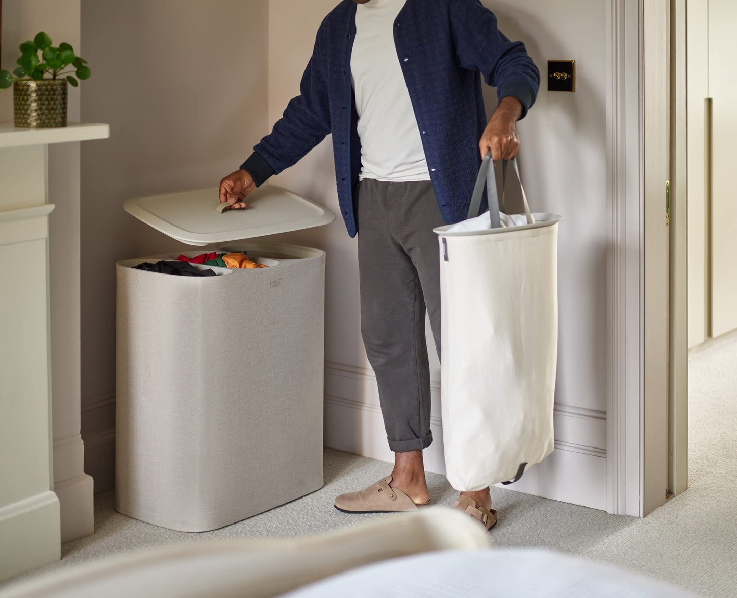 Joseph Joseph Tota Trio 90L Wäschesortierkorb mit Deckel, 3 herausnehmbare Säcke, Ecru Beige