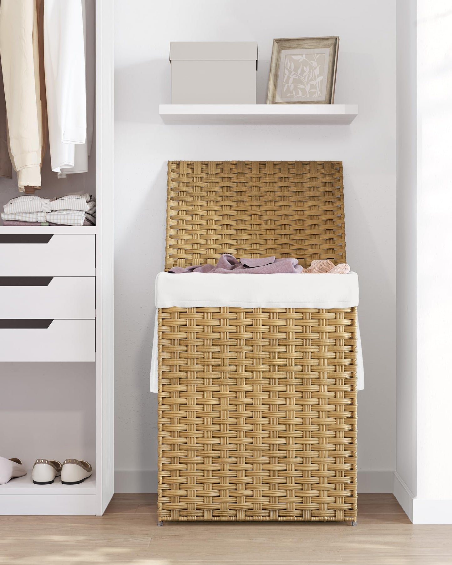 SONGMICS Wäschekorb 90L mit Deckel, faltbar, synthetisches Rattan, herausnehmbarer Wäschesack, Pastellgelb